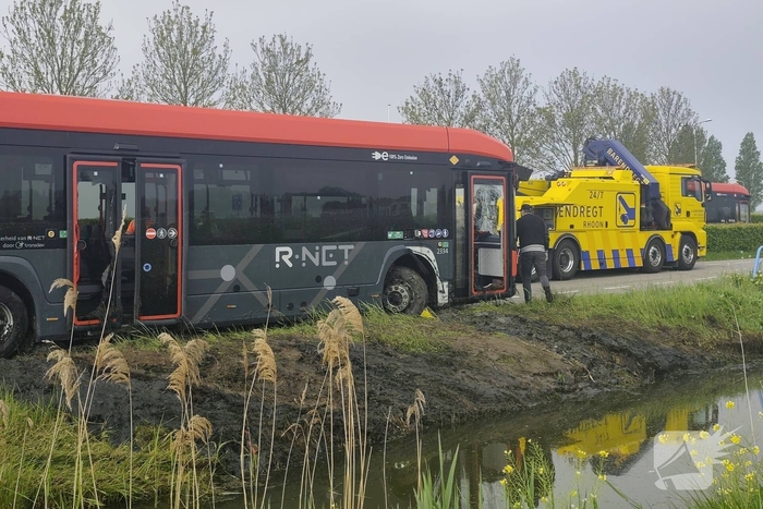 Lijnbus belandt in sloot na onwelwording