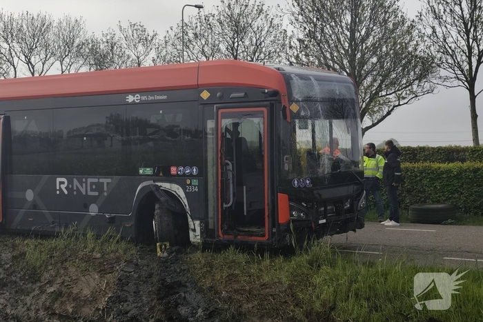 Lijnbus belandt in sloot na onwelwording