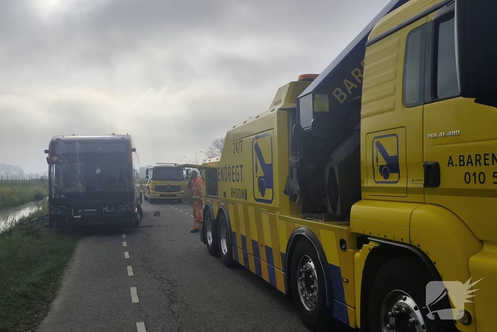 Lijnbus belandt in sloot na onwelwording