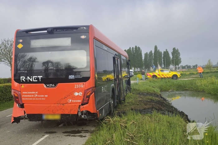 Lijnbus belandt in sloot na onwelwording