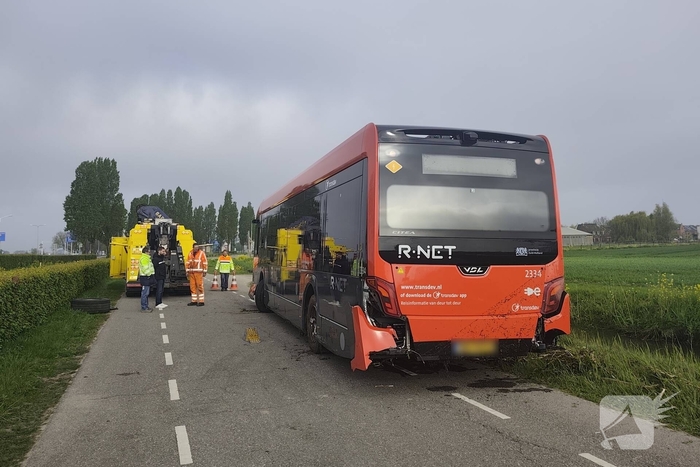 Lijnbus belandt in sloot na onwelwording