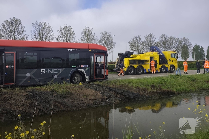 Lijnbus belandt in sloot na onwelwording