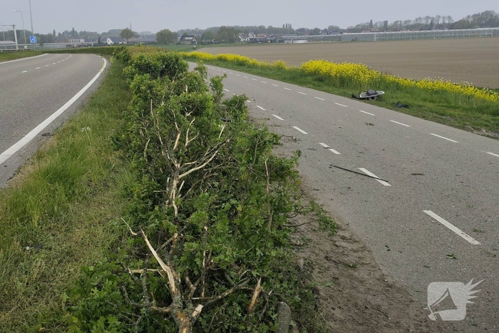 Lijnbus belandt in sloot na onwelwording