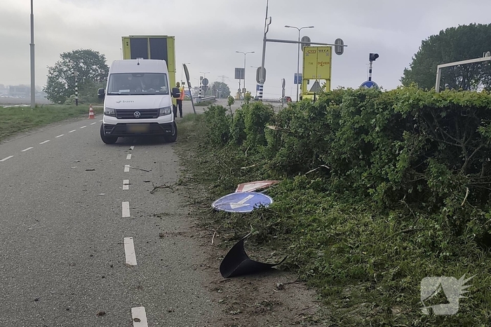Lijnbus belandt in sloot na onwelwording