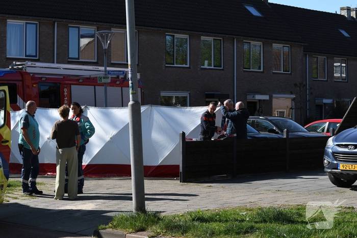 Overleden persoon aangetroffen in voertuig