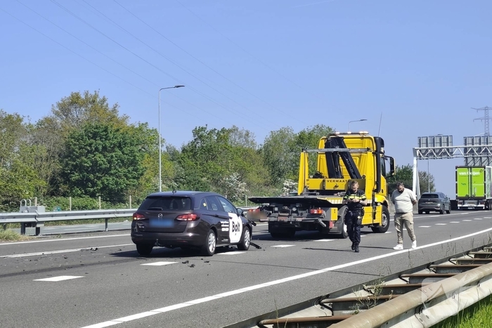 Taxi botst op voorganger op snelweg