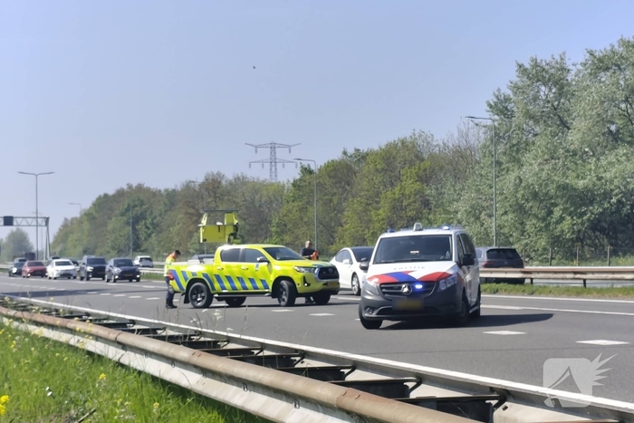 Taxi botst op voorganger op snelweg