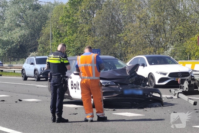 Taxi botst op voorganger op snelweg