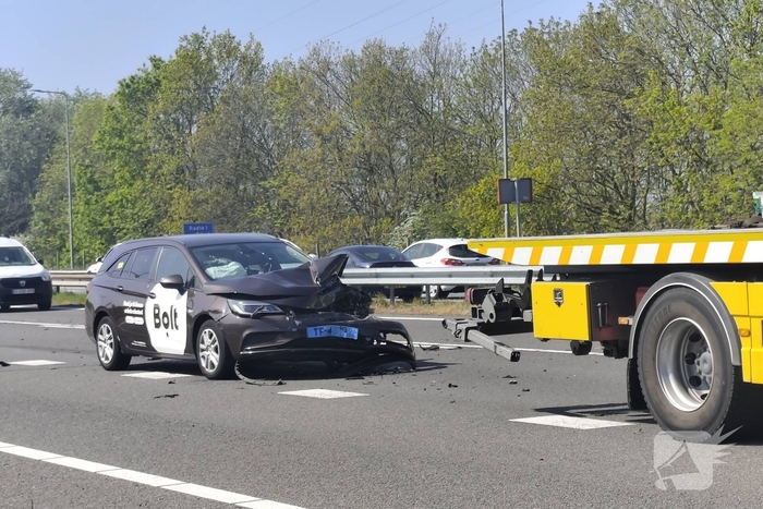 Taxi botst op voorganger op snelweg