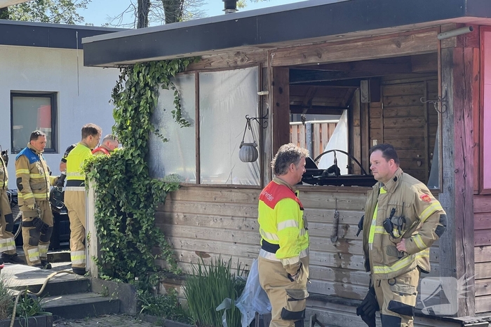 Brand door barbecue onder overkapping