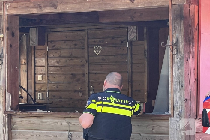 Brand door barbecue onder overkapping