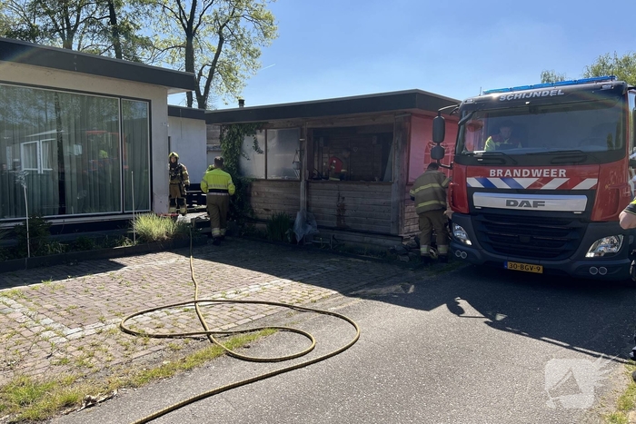Brand door barbecue onder overkapping
