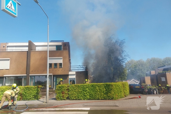 Brandweer druk met grote brand in woning