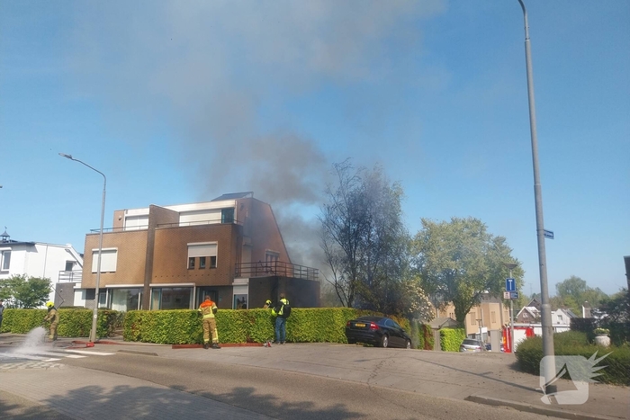 Brandweer druk met grote brand in woning