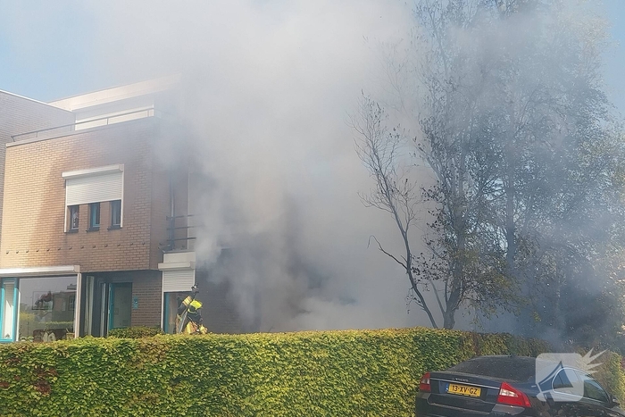 Brandweer druk met grote brand in woning