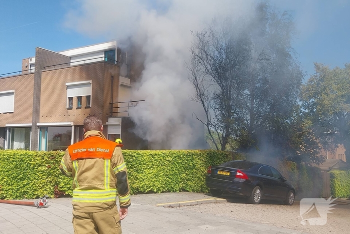 Brandweer druk met grote brand in woning