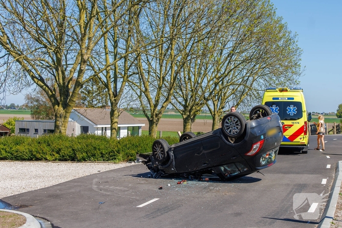 Auto belandt op kop na eenzijdig ongeval