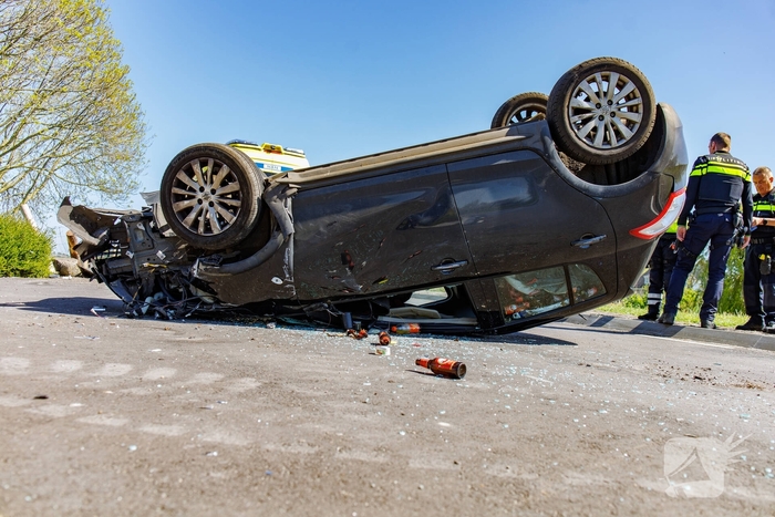 Auto belandt op kop na eenzijdig ongeval