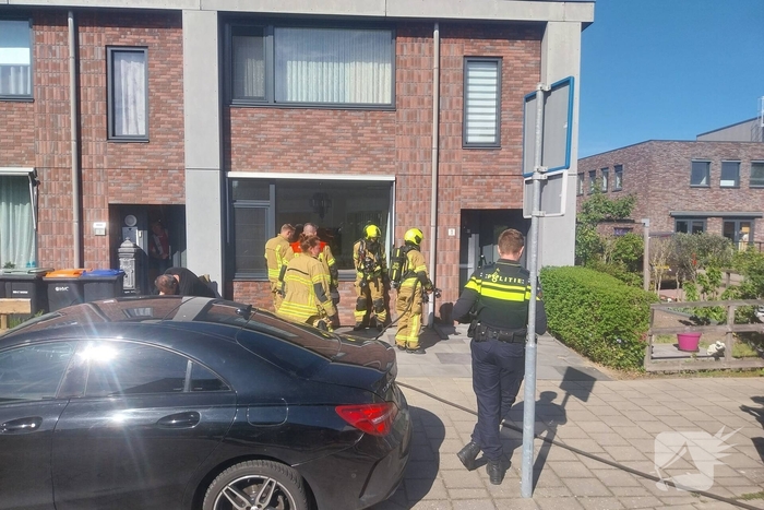 Brandweer in actie bij woningbrand
