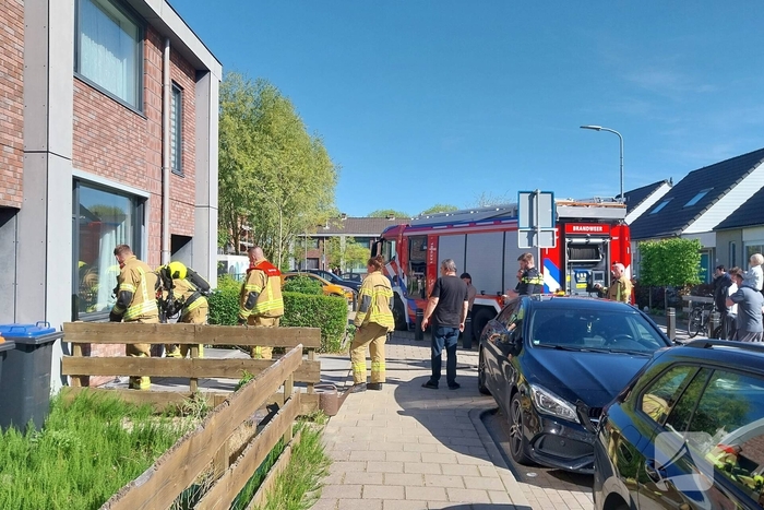 Brandweer in actie bij woningbrand