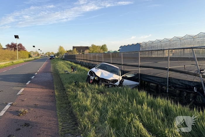 Automobilist gaat te hard over hobbel en belandt in het water