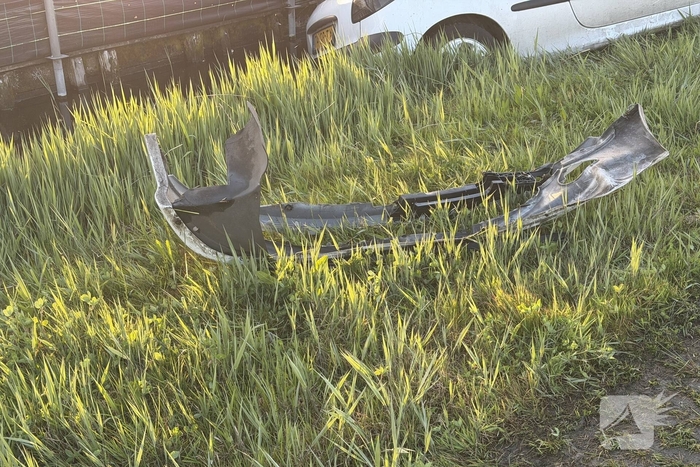 Automobilist gaat te hard over hobbel en belandt in het water