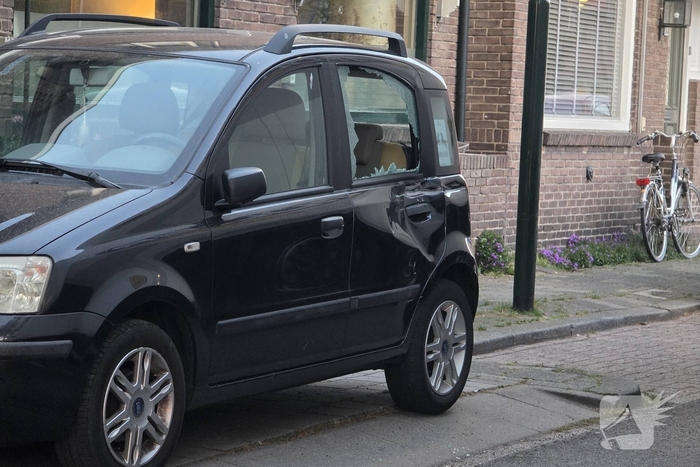 Geparkeerde auto geraakt door vrachtwagentrailer