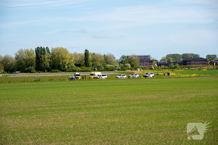 Parachutist overleden na landing in weiland
