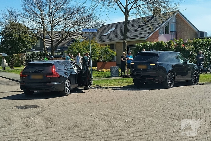 Inzittenden nagekeken na botsing op kruising