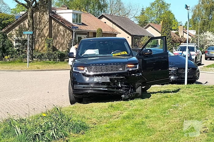 Inzittenden nagekeken na botsing op kruising