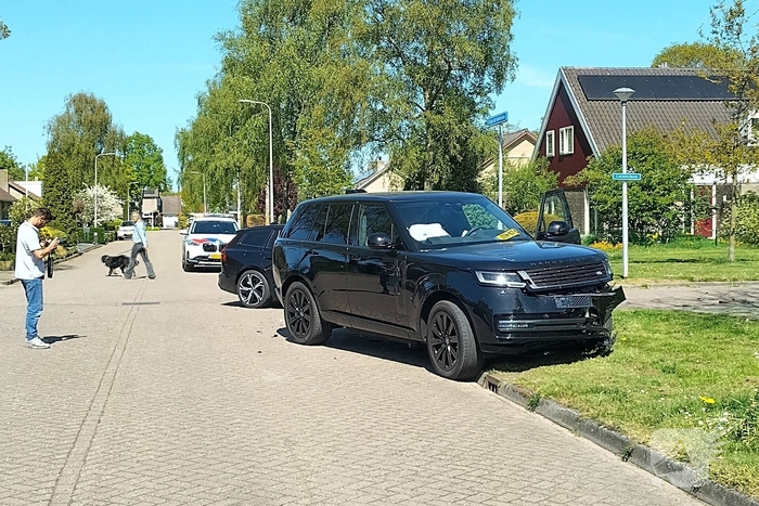 Inzittenden nagekeken na botsing op kruising