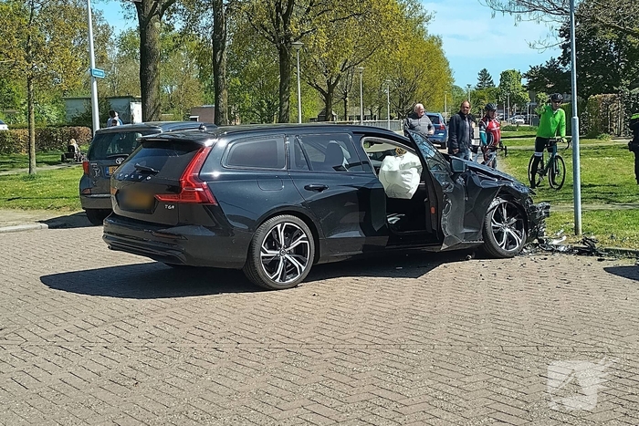 Inzittenden nagekeken na botsing op kruising