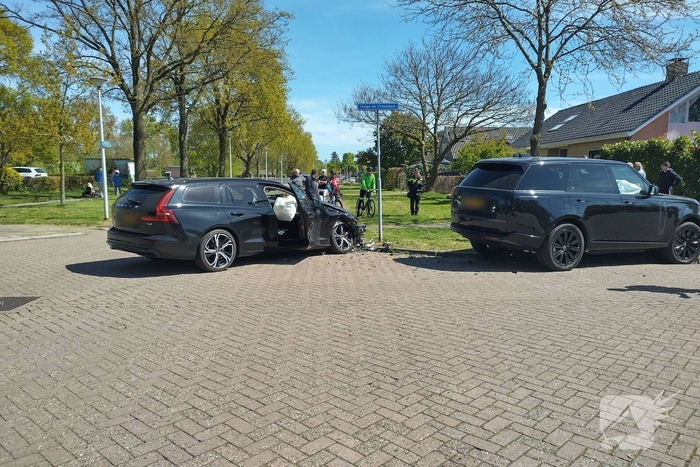 Inzittenden nagekeken na botsing op kruising