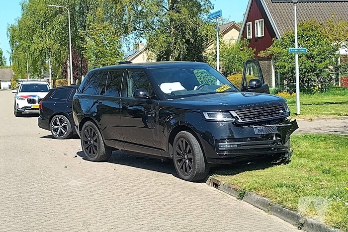 Inzittenden nagekeken na botsing op kruising