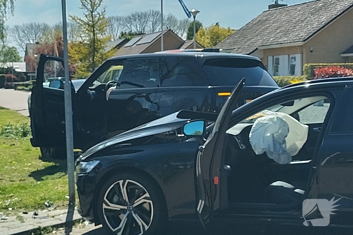 Inzittenden nagekeken na botsing op kruising