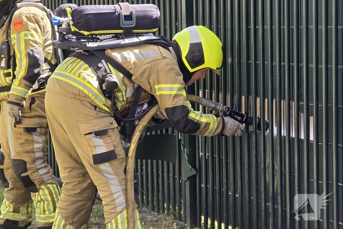 Brandweer blust brand op schoolterrein