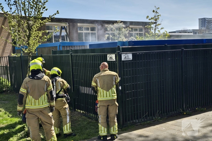 Brandweer blust brand op schoolterrein