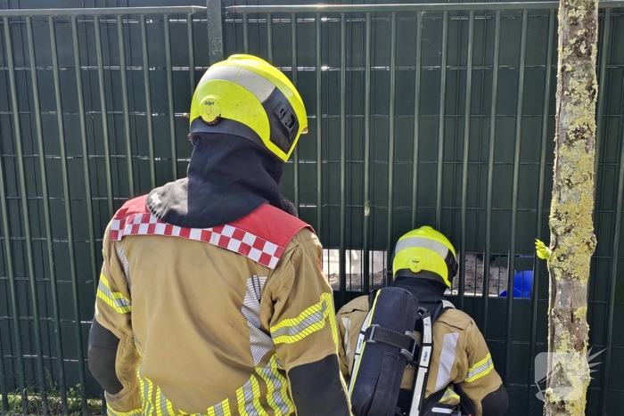 Brandweer blust brand op schoolterrein