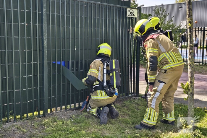 Brandweer blust brand op schoolterrein