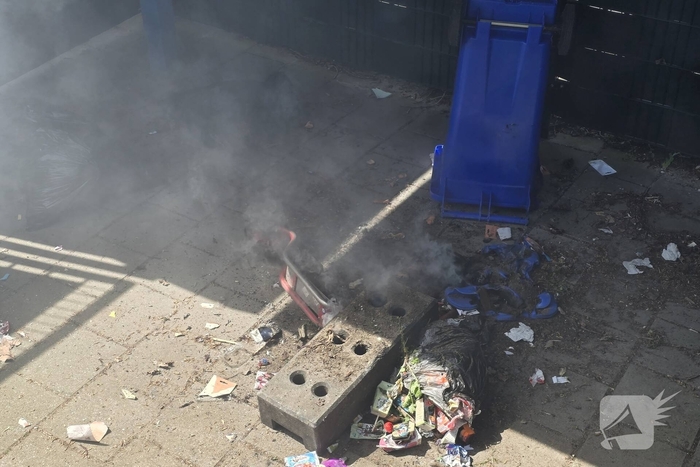 Brandweer blust brand op schoolterrein