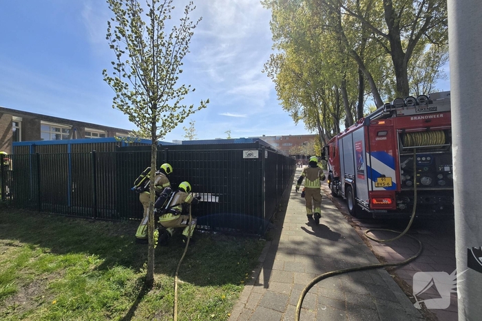 Brandweer blust brand op schoolterrein