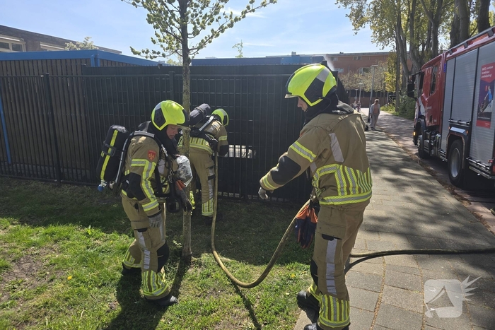 Brandweer blust brand op schoolterrein