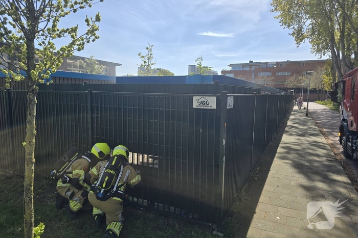 Brandweer blust brand op schoolterrein