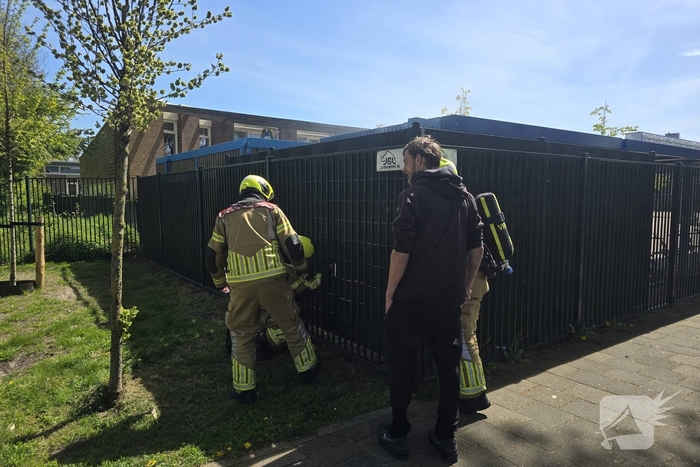 Brandweer blust brand op schoolterrein