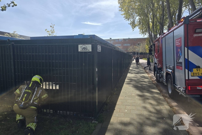 Brandweer blust brand op schoolterrein
