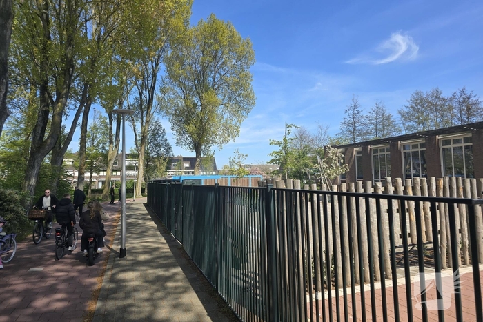 Brandweer blust brand op schoolterrein