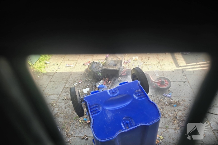 Brandweer blust brand op schoolterrein