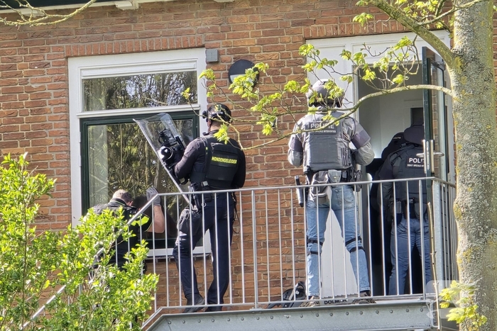 Politie en arrestatieteam halen persoon met verward gedrag uit woning