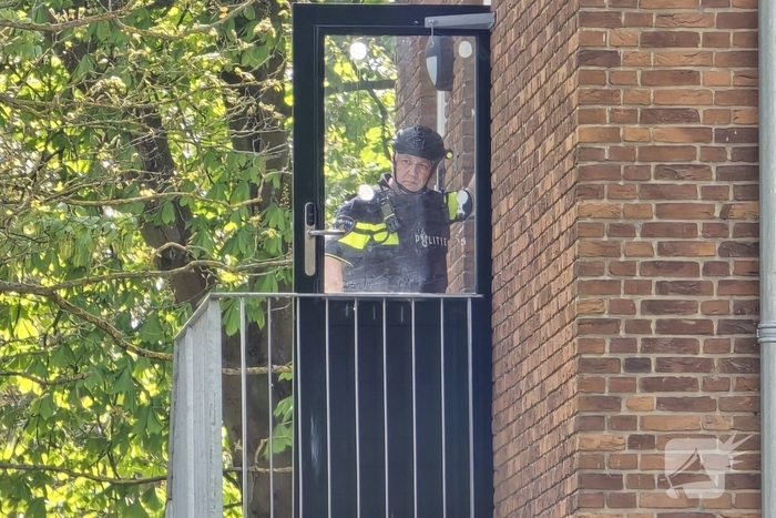 Politie en arrestatieteam halen persoon met verward gedrag uit woning