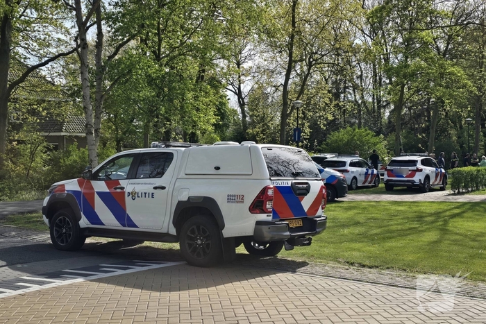 Politie en arrestatieteam halen persoon met verward gedrag uit woning